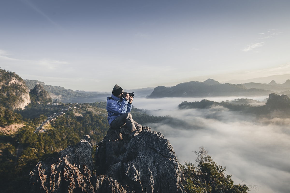 Un set di registrazione professionale con telecamere e luci moderne